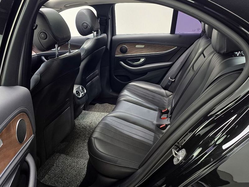 2017 Mercedes-Benz E-Class E300 4MATIC Exclusive photo 11