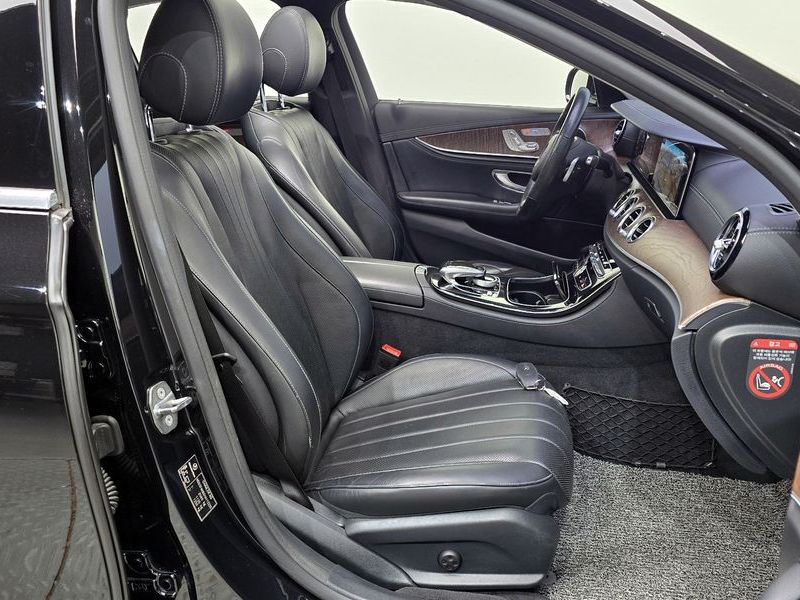 2017 Mercedes-Benz E-Class E300 4MATIC Exclusive photo 12