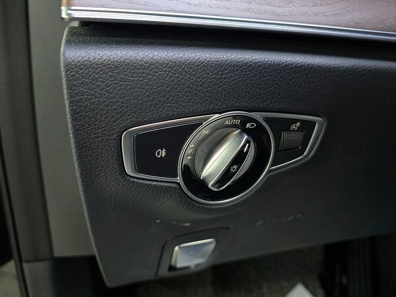 2017 Mercedes-Benz E-Class E300 4MATIC Exclusive photo 13