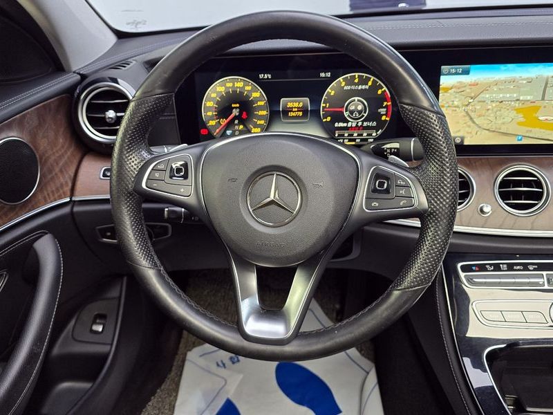 2017 Mercedes-Benz E-Class E300 4MATIC Exclusive photo 14