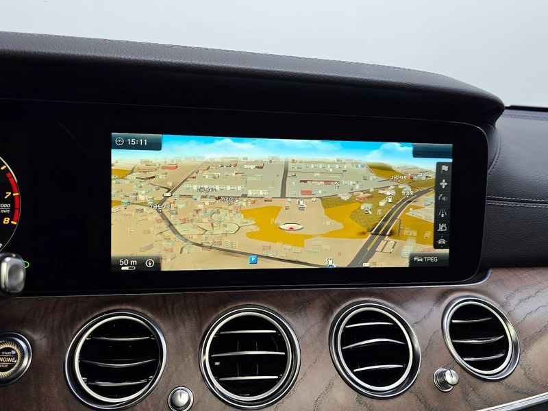 2017 Mercedes-Benz E-Class E300 4MATIC Exclusive photo 15