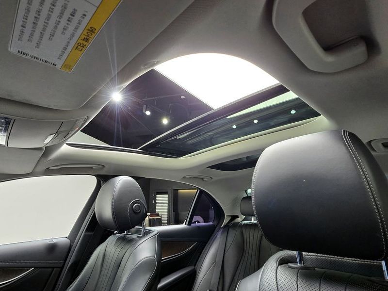 2017 Mercedes-Benz E-Class E300 4MATIC Exclusive photo 19
