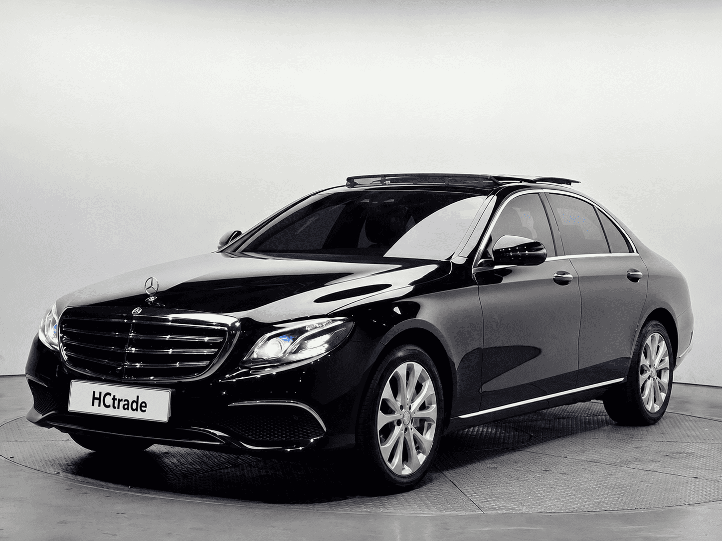 2017 Mercedes-Benz E-Class E300 4MATIC Exclusive photo 17