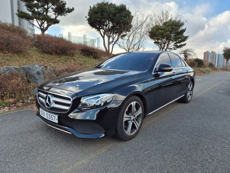 2017 Mercedes-Benz E-Class E300 4MATIC Avnatgarde photo 1