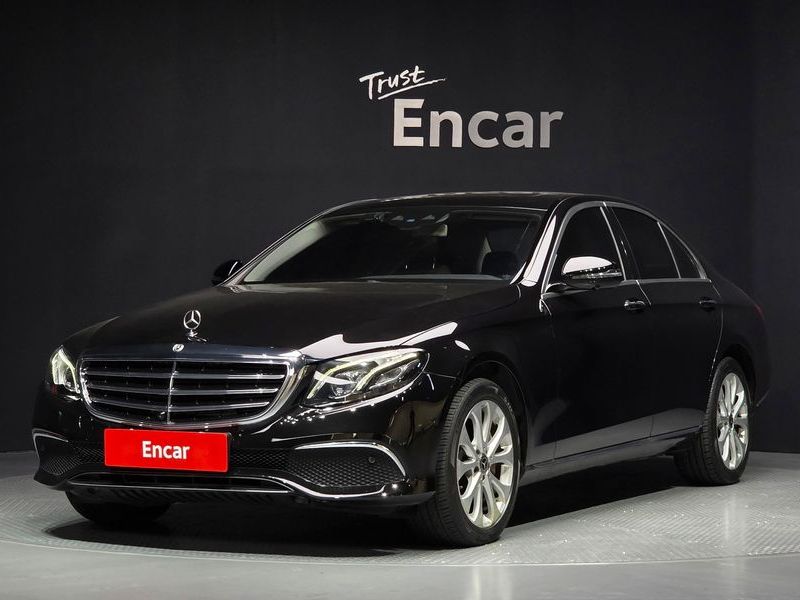 2018 Mercedes-Benz E-Class E300 4MATIC Exclusive photo 1