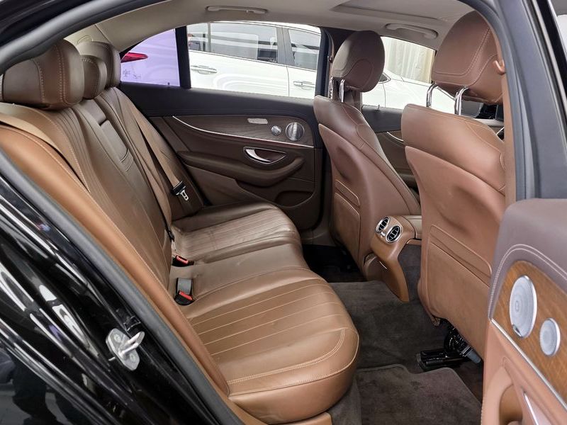 2018 Mercedes-Benz E-Class E300 4MATIC Exclusive photo 12