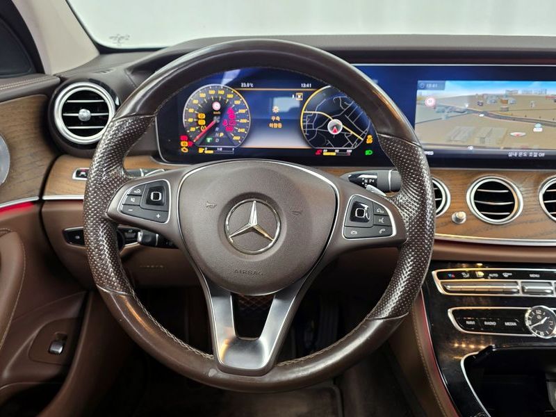 2018 Mercedes-Benz E-Class E300 4MATIC Exclusive photo 13