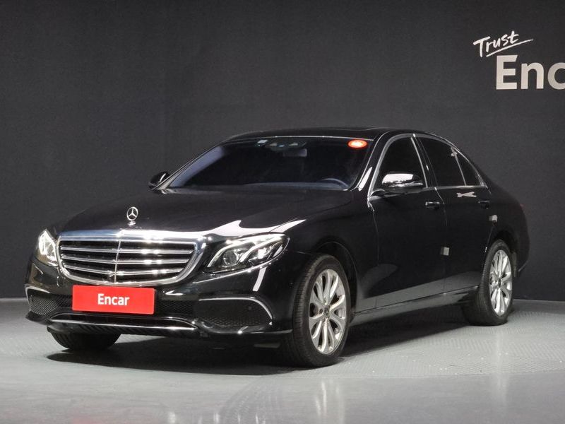 2018 Mercedes-Benz E-Class E300 4MATIC Exclusive photo 1