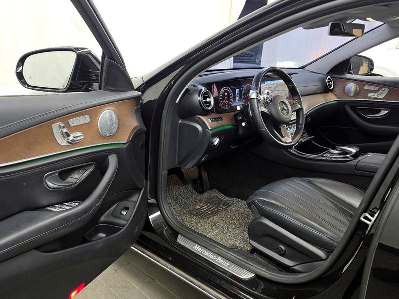 2018 Mercedes-Benz E-Class E300 4MATIC Exclusive photo 10
