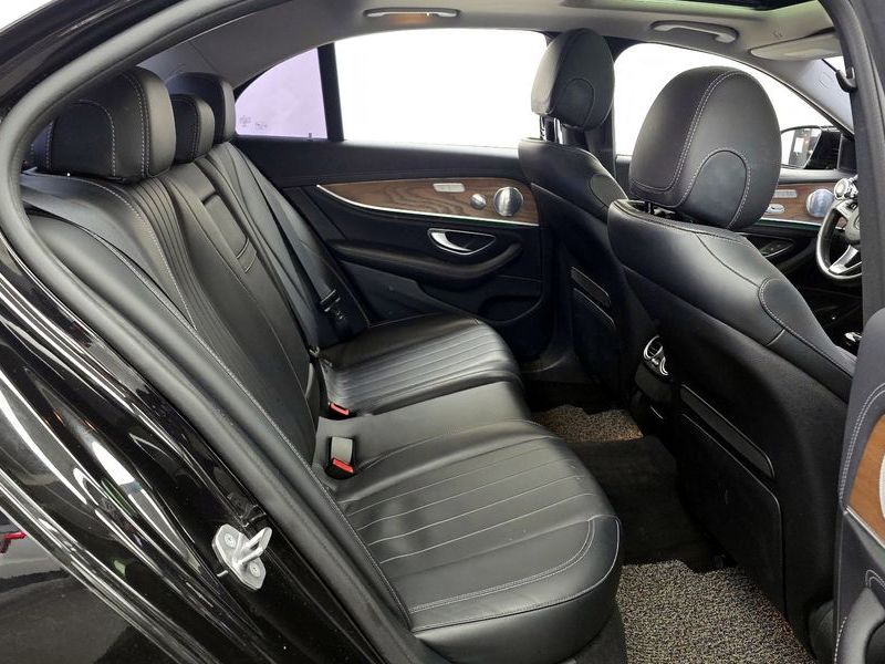 2018 Mercedes-Benz E-Class E300 4MATIC Exclusive photo 12