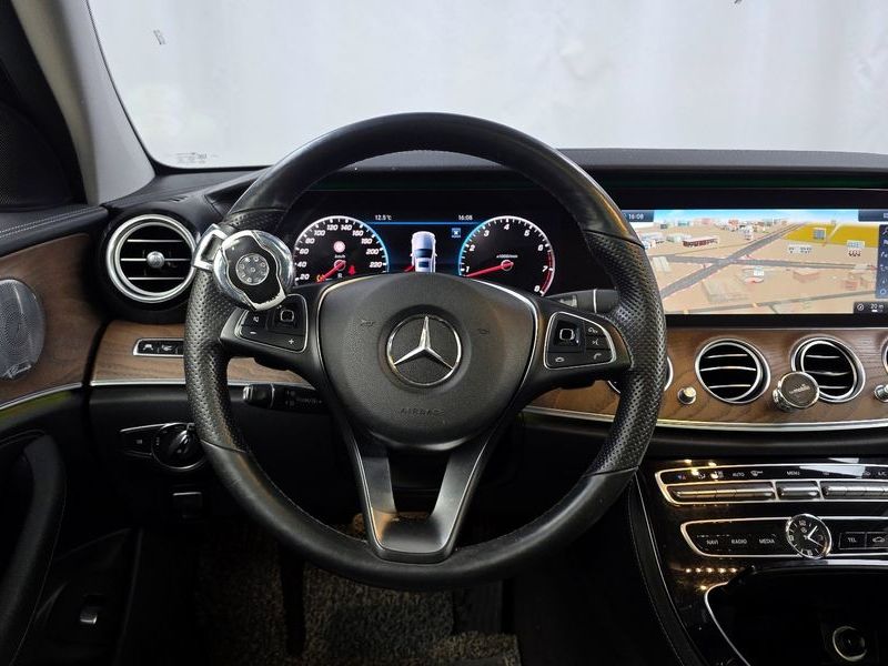 2018 Mercedes-Benz E-Class E300 4MATIC Exclusive photo 13