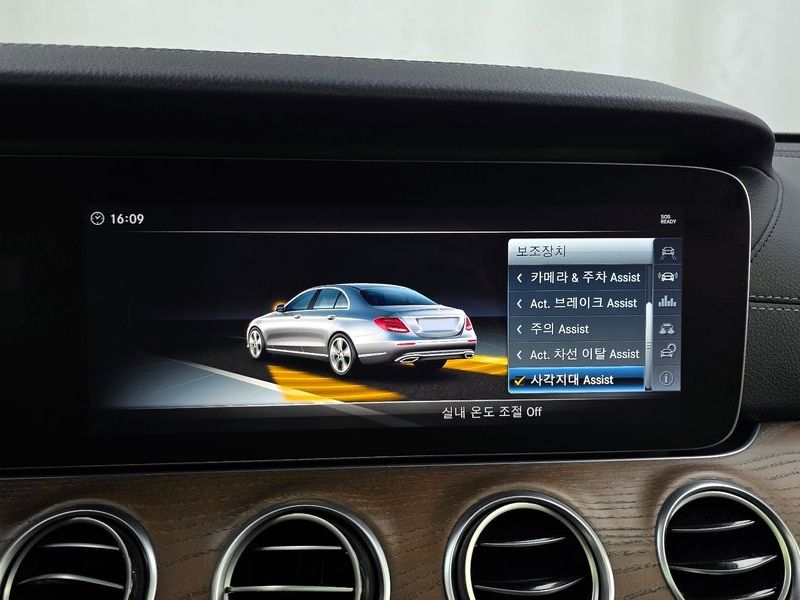 2018 Mercedes-Benz E-Class E300 4MATIC Exclusive photo 16