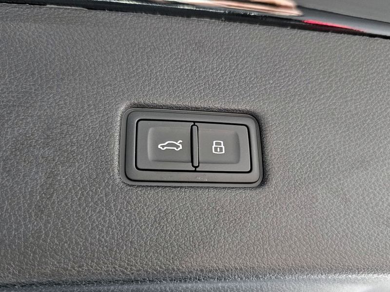 2023 Audi Q8 45 TDI Quattro Premium photo 18