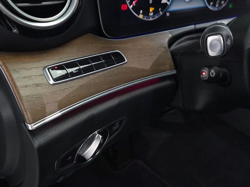 2019 Mercedes-Benz E-Class E300 4MATIC Exclusive photo 28