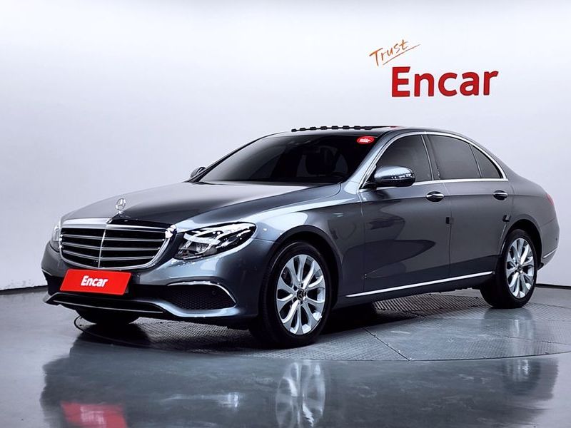 2018 Mercedes-Benz E-Class E300 4MATIC Exclusive photo 1