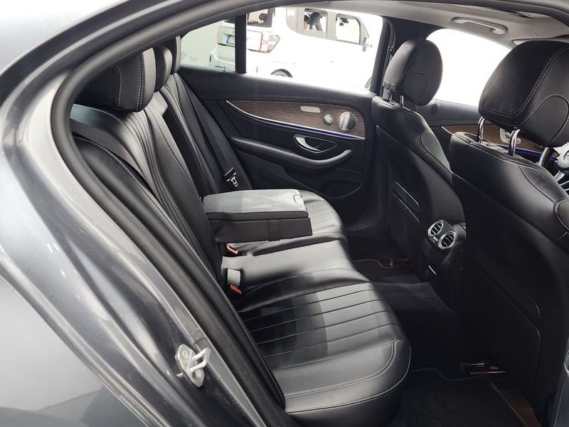 2018 Mercedes-Benz E-Class E300 4MATIC Exclusive photo 11