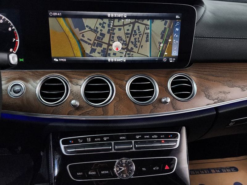 2018 Mercedes-Benz E-Class E300 4MATIC Exclusive photo 12