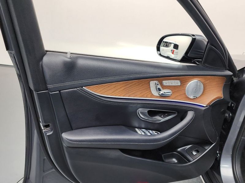 2018 Mercedes-Benz E-Class E300 4MATIC Exclusive photo 24