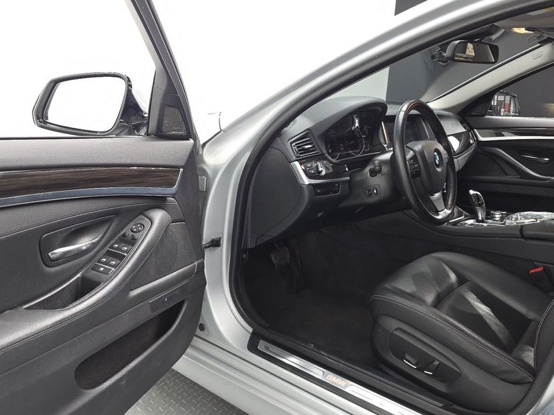 2015 BMW 5 Series 520d xDrive Luxury photo 11