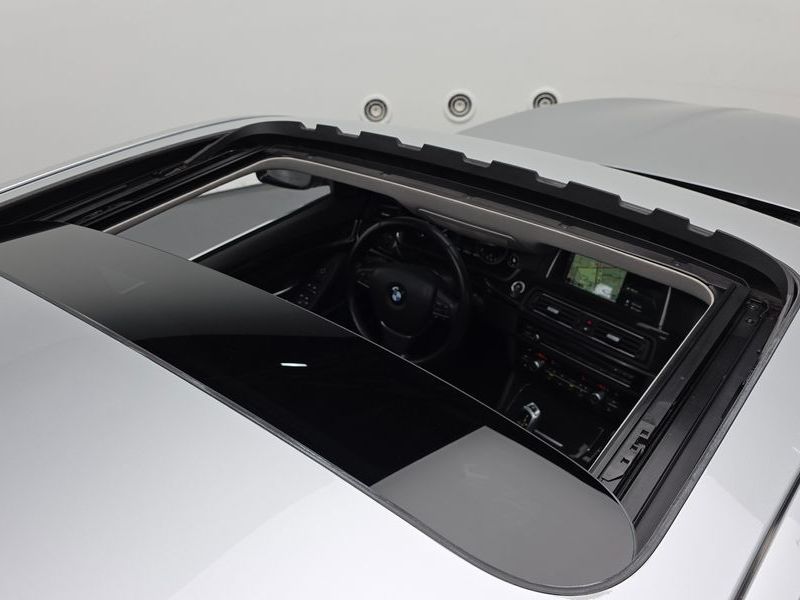 2015 BMW 5 Series 520d xDrive Luxury photo 16