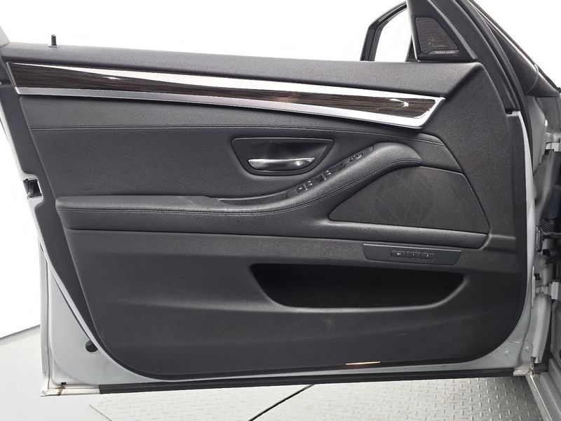 2015 BMW 5 Series 520d xDrive Luxury photo 24