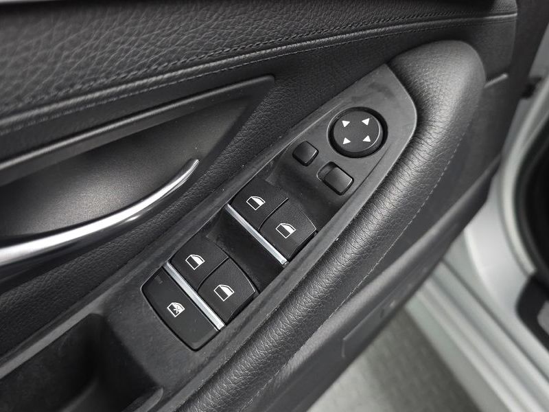 2015 BMW 5 Series 520d xDrive Luxury photo 29