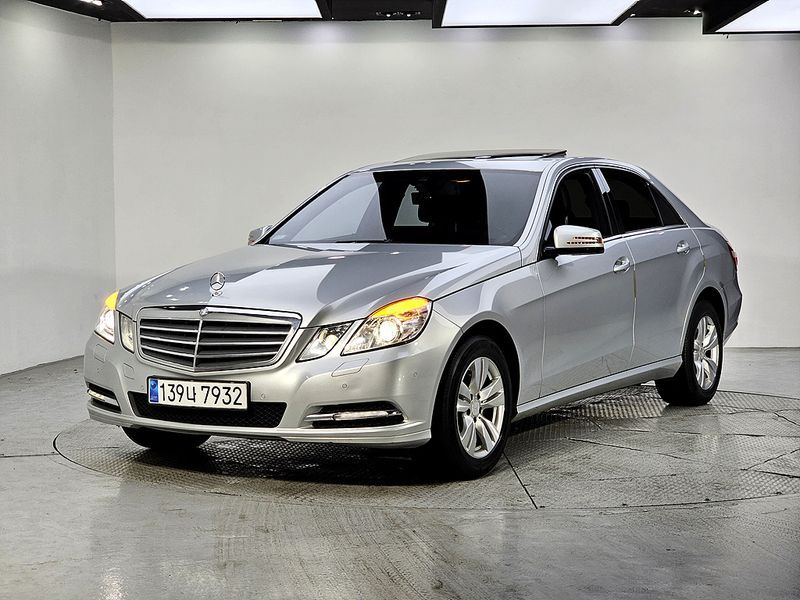 2013 Mercedes-Benz E-Class E200 CGI photo 1