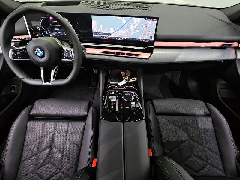 2026 BMW 5 Series 520i M Sport photo 7