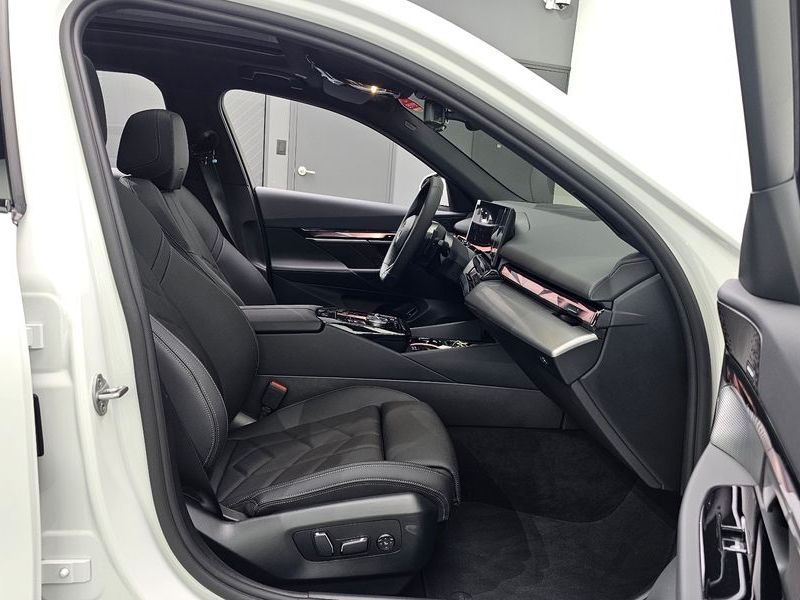 2026 BMW 5 Series 520i M Sport photo 12