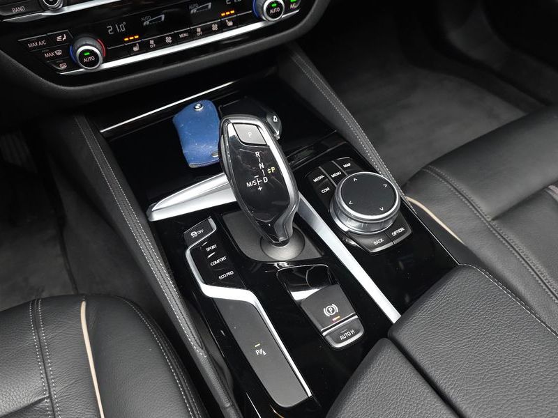 2019 BMW 5 Series 520i Luxury photo 9