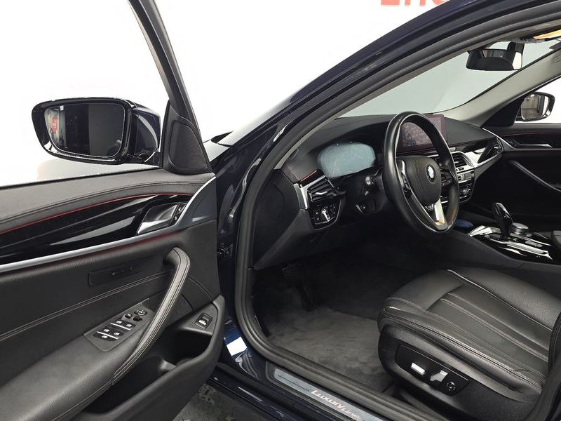 2019 BMW 5 Series 520i Luxury photo 11