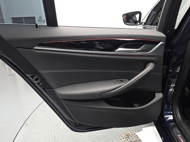 2019 BMW 5 Series 520i Luxury photo 25