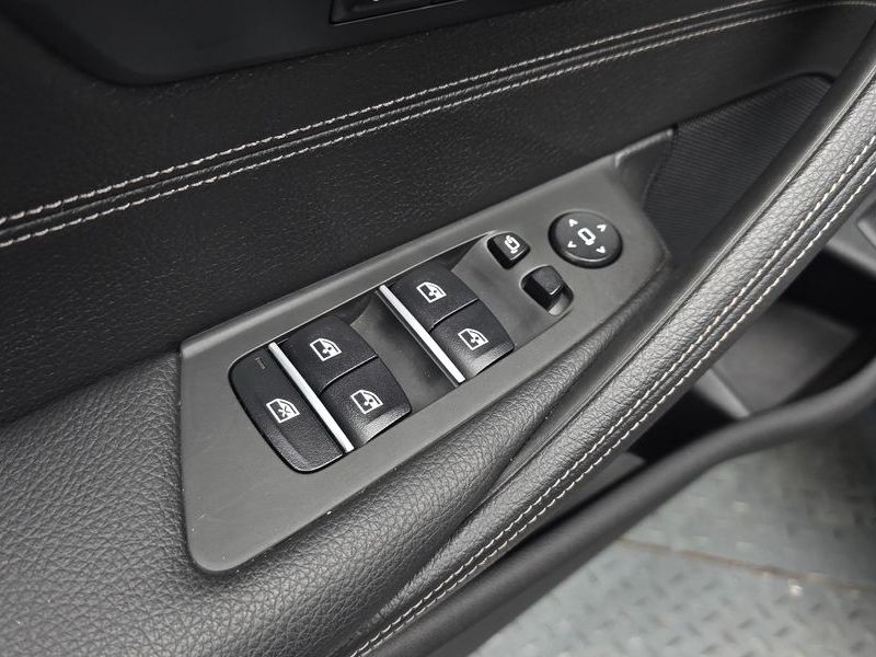 2019 BMW 5 Series 520i Luxury photo 28