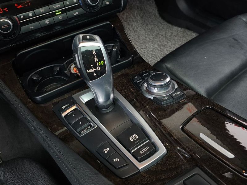 2012 BMW 5 Series 525d xDrive photo 9