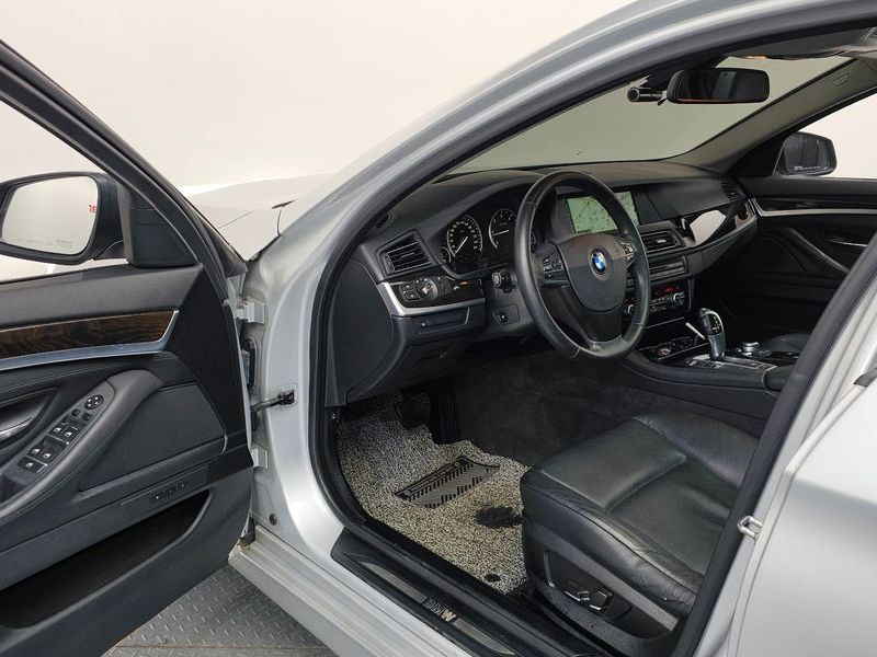 2012 BMW 5 Series 525d xDrive photo 10