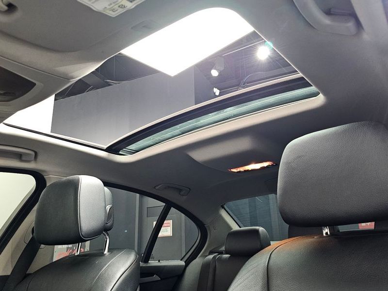 2012 BMW 5 Series 525d xDrive photo 16