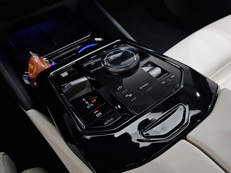 2025 BMW 5 Series 520i M Sport photo 9