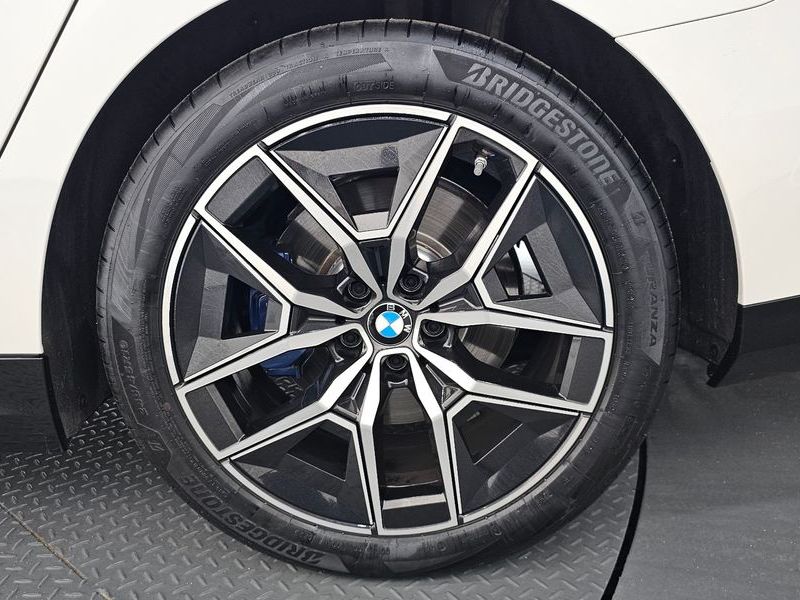 2025 BMW 5 Series 520i M Sport photo 21