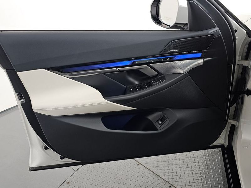 2025 BMW 5 Series 520i M Sport photo 24
