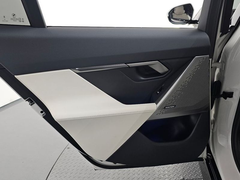 2025 BMW 5 Series 520i M Sport photo 25