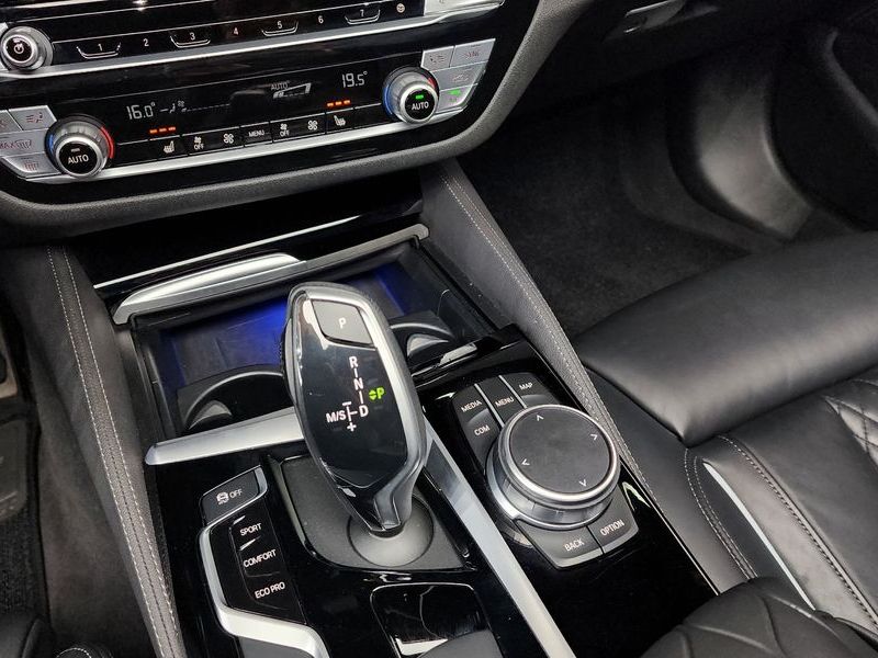 2020 BMW 5 Series 520i M Sport photo 9