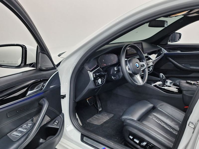 2020 BMW 5 Series 520i M Sport photo 10