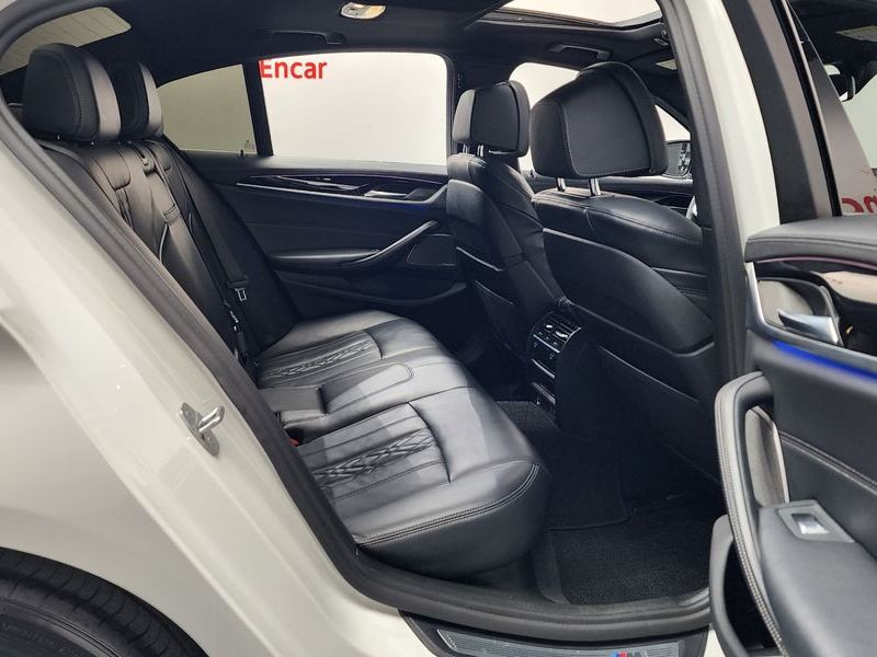 2020 BMW 5 Series 520i M Sport photo 11