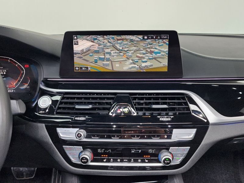 2020 BMW 5 Series 520i M Sport photo 12