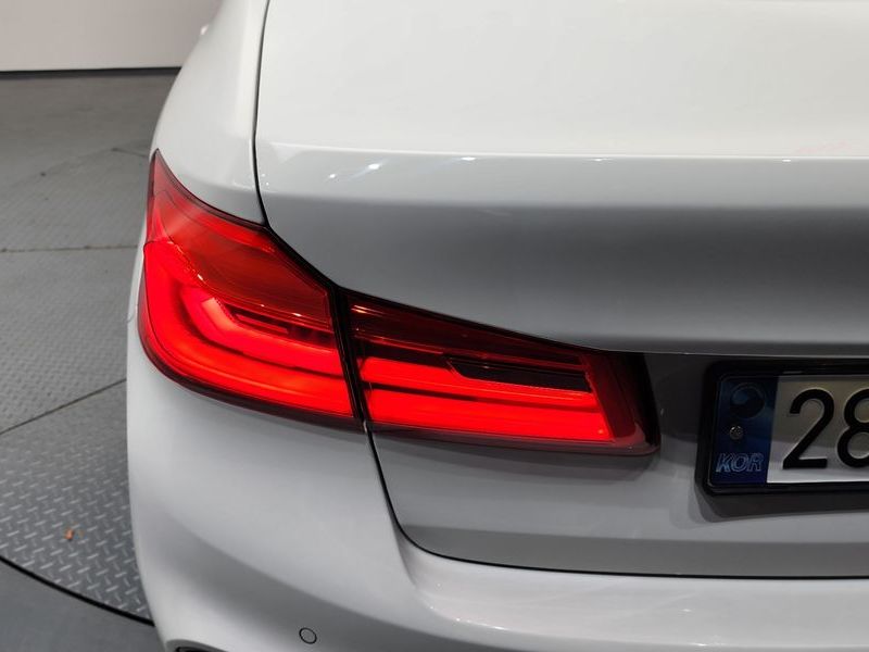 2020 BMW 5 Series 520i M Sport photo 23