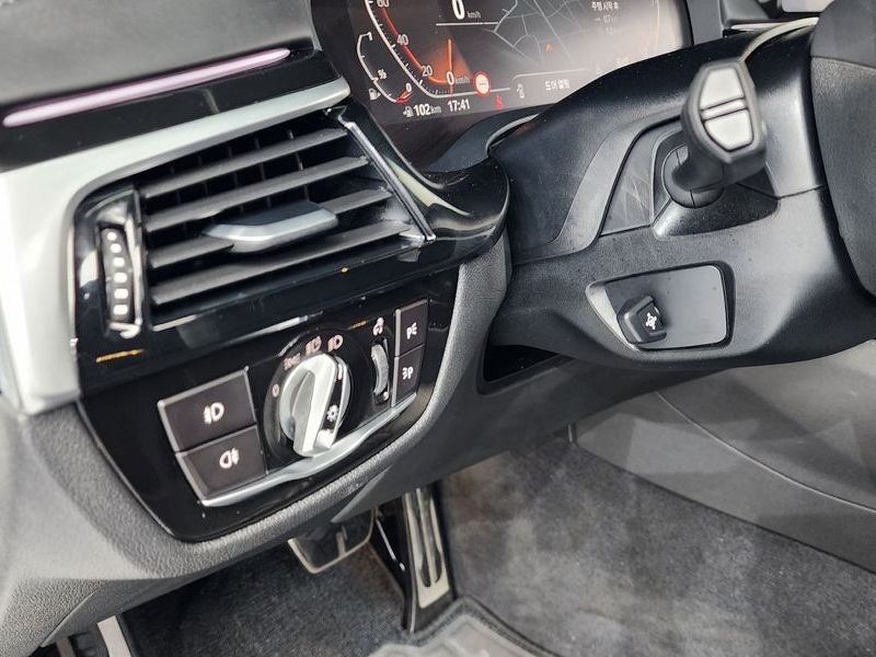 2020 BMW 5 Series 520i M Sport photo 27