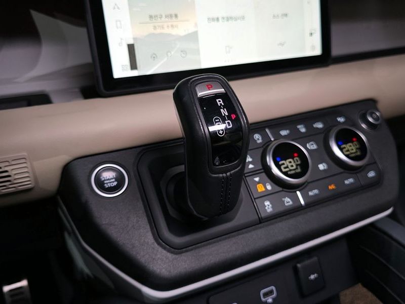 2022 Land Rover Defender 110 D300 HSE photo 9
