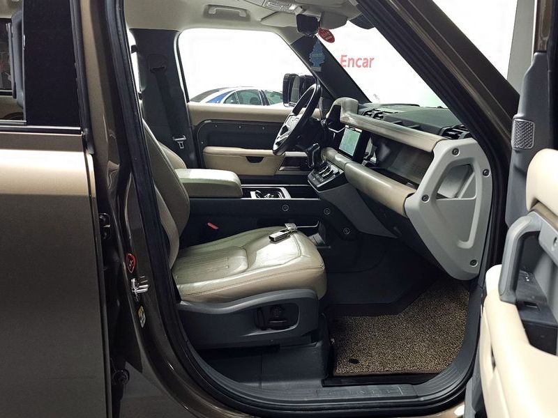2022 Land Rover Defender 110 D300 HSE photo 11