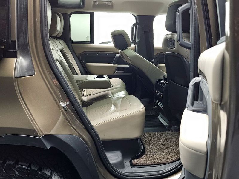 2022 Land Rover Defender 110 D300 HSE photo 12