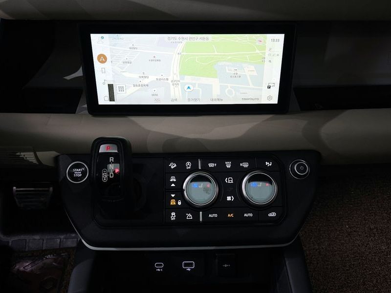 2022 Land Rover Defender 110 D300 HSE photo 14